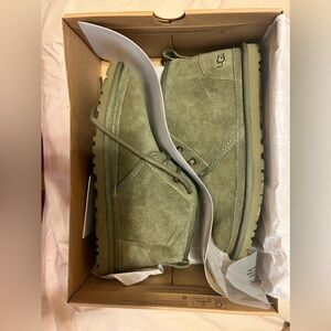 UGG Neumel Chukka Boots in Olive / W Size 8 (BRAND NEW)
